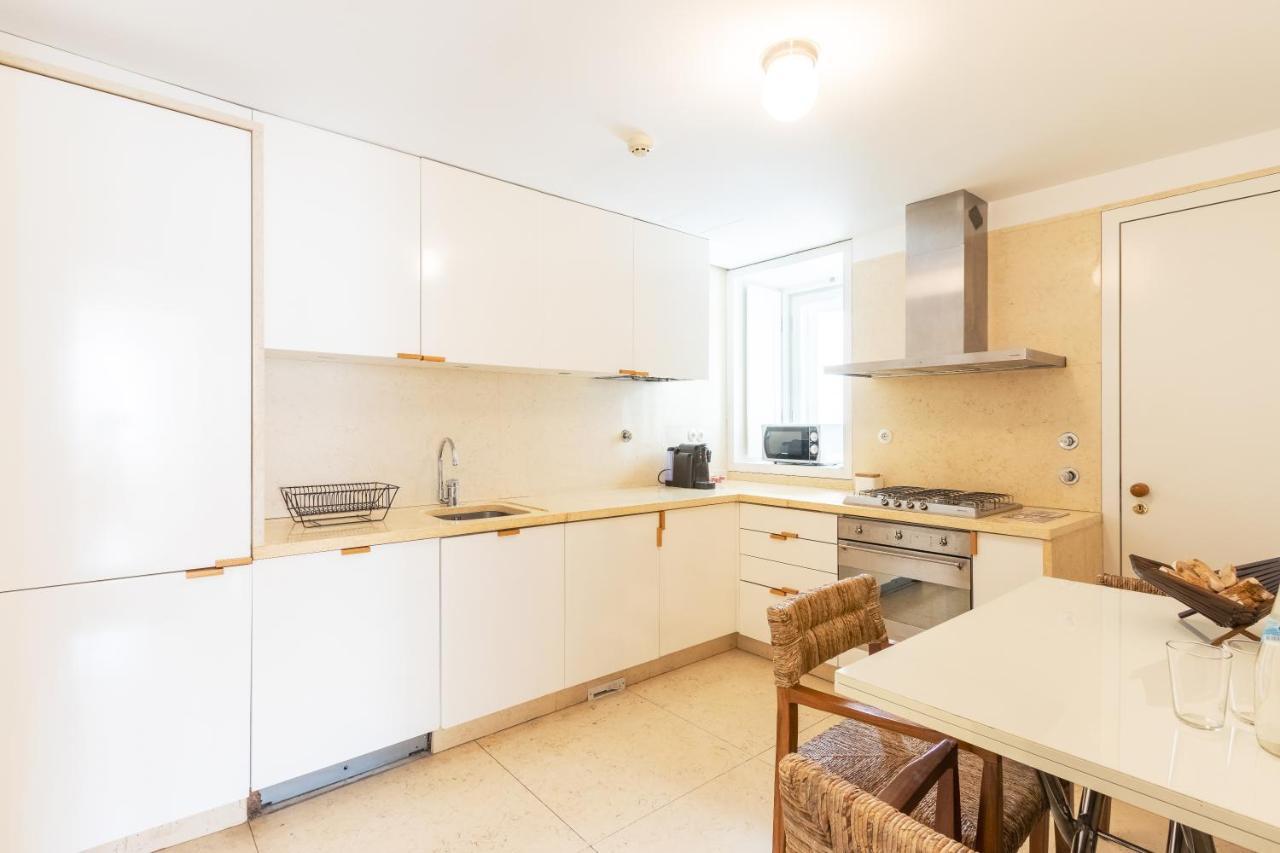 Апартаменти Joivy Chiado Self Check-In 2-Br Flat With Parking Лісабон Екстер'єр фото